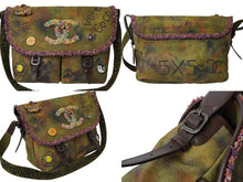 Load image into Gallery viewer, 極美品 CHANEL シャネル エンブロイダリー メッセンジャーバッグ 20番台 グラフィティ カーキ ココマーク A92790 中古 62421