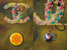 Load image into Gallery viewer, 極美品 CHANEL シャネル エンブロイダリー メッセンジャーバッグ 20番台 グラフィティ カーキ ココマーク A92790 中古 62421