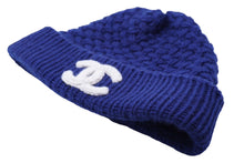 Load image into Gallery viewer, 極美品 CHANEL シャネル ココマーク カシミヤ ニットキャップ ブルー ロゴ ビーニー 帽子 ニット帽 小物 美品 中古 62449