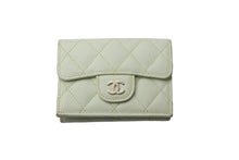 Load image into Gallery viewer, CHANEL シャネル クラシック スモール フラップ ウォレット 31番台 キャビアスキン ライトグリーン ゴールド金具 美品 中古 62497