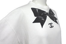 Load image into Gallery viewer, CHANEL シャネル ココマーク リボンプリント 半袖Ｔシャツ ホワイト ブラック 品質タグなし 美品 中古 62533