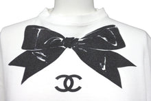 Load image into Gallery viewer, CHANEL シャネル ココマーク リボンプリント 半袖Ｔシャツ ホワイト ブラック 品質タグなし 美品 中古 62533