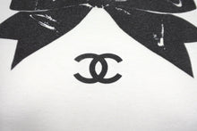 Load image into Gallery viewer, CHANEL シャネル ココマーク リボンプリント 半袖Ｔシャツ ホワイト ブラック 品質タグなし 美品 中古 62533