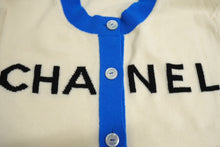 Load image into Gallery viewer, CHANEL シャネル ロゴ ニット カーディガン 19SS P61427K46799 カシミヤ ホワイト ブルー サイズ42 美品 中古 62538