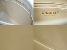 Load image into Gallery viewer, 極美品 CHANEL シャネル 復刻トート 8番台 ハンドバッグ ココマーク キャビアスキン ホワイト ゴールド金具 中古 62547