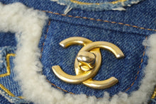 Load image into Gallery viewer, 極美品 CHANEL シャネル パッチワークデニムムートンショルダーバッグ エジプトライン 28番台 ブルー ゴールド金具 中古 62550