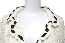 Load image into Gallery viewer, CHANEL シャネル メッシュ ニット カーディガン ホワイト ブラック 05P ココボタン P25421W03498 サイズ44 美品 中古 62602
