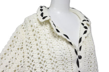 Load image into Gallery viewer, CHANEL シャネル メッシュ ニット カーディガン ホワイト ブラック 05P ココボタン P25421W03498 サイズ44 美品 中古 62602