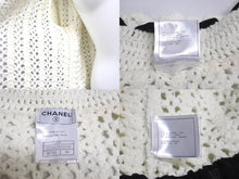 Load image into Gallery viewer, CHANEL シャネル メッシュ ニット カーディガン ホワイト ブラック 05P ココボタン P25421W03498 サイズ44 美品 中古 62602