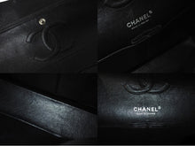 Load image into Gallery viewer, 極美品 CHANEL シャネル Wフラップ 25 ショルダーバッグ キャビアスキン ランダム マトラッセ シルバー金具 ブラック 中古 62674