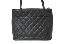 Load image into Gallery viewer, CHANEL シャネル 復刻トートバック A01804 7番台 キャビアスキン ブラック シルバープレート 美品 中古 626922