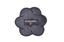 Load image into Gallery viewer, CHANEL シャネル ココマーク カメリアブローチ ブローチ 花 フラワー イエロー ブラック 小物 アクセサリー 美品 中古 62713