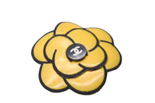 Load image into Gallery viewer, CHANEL シャネル ココマーク カメリアブローチ ブローチ 花 フラワー イエロー ブラック 小物 アクセサリー 美品 中古 62713