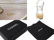 Load image into Gallery viewer, 極美品 新型 CHANEL シャネル ヴィンテージ ミニマトラッセチェーンショルダーバッグ 6番台 ベージュ 中古 62753
