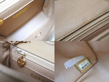 Load image into Gallery viewer, 極美品 新型 CHANEL シャネル ヴィンテージ ミニマトラッセチェーンショルダーバッグ 6番台 ベージュ 中古 62753
