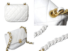 Load image into Gallery viewer, CHANEL シャネル マトラッセ ショルダーバッグ チェーン ココマーク ランダム番台 ホワイト レザー ゴールド金具 美品 中古 62821