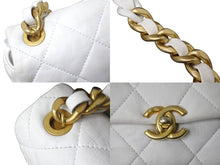 Load image into Gallery viewer, CHANEL シャネル マトラッセ ショルダーバッグ チェーン ココマーク ランダム番台 ホワイト レザー ゴールド金具 美品 中古 62821
