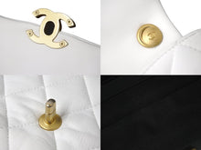 Load image into Gallery viewer, CHANEL シャネル マトラッセ ショルダーバッグ チェーン ココマーク ランダム番台 ホワイト レザー ゴールド金具 美品 中古 62821