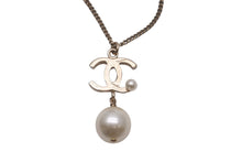 Load image into Gallery viewer, 極美品 CHANEL シャネル ココマークネックレス フェイクパール ぶら下がりB13S刻印 GP ゴールド ホワイト 中古 62829