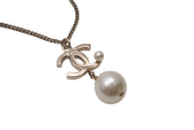 Load image into Gallery viewer, 極美品 CHANEL シャネル ココマークネックレス フェイクパール ぶら下がりB13S刻印 GP ゴールド ホワイト 中古 62829