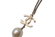 Load image into Gallery viewer, 極美品 CHANEL シャネル ココマークネックレス フェイクパール ぶら下がりB13S刻印 GP ゴールド ホワイト 中古 62829
