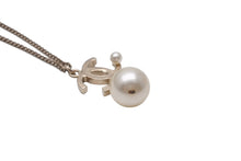 Load image into Gallery viewer, 極美品 CHANEL シャネル ココマークネックレス フェイクパール ぶら下がりB13S刻印 GP ゴールド ホワイト 中古 62829