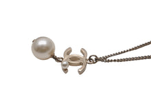 Load image into Gallery viewer, 極美品 CHANEL シャネル ココマークネックレス フェイクパール ぶら下がりB13S刻印 GP ゴールド ホワイト 中古 62829