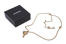 Load image into Gallery viewer, 新品同様品 CHANEL シャネル 24年クルーズコレクション スニーカーモチーフネックレス B24C ゴールド メタル 中古 62830