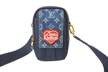 Load image into Gallery viewer, LOUIS VUITTON ルイ ヴィトン ダブルフォンポーチ NIGOコラボ M81060 モノグラムデニム トリヨンレザー ショルダー 美品 中古 62853