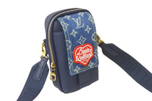 Load image into Gallery viewer, LOUIS VUITTON ルイ ヴィトン ダブルフォンポーチ NIGOコラボ M81060 モノグラムデニム トリヨンレザー ショルダー 美品 中古 62853