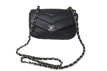 Load image into Gallery viewer, CHANEL シャネル Vステッチ チェーンショルダーバッグ 24番台 ココマーク ネイビー ラムスキン シルバー金具 美品 中古 62893