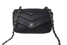 Load image into Gallery viewer, CHANEL シャネル Vステッチ チェーンショルダーバッグ 24番台 ココマーク ネイビー ラムスキン シルバー金具 美品 中古 62893