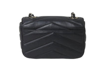 Load image into Gallery viewer, CHANEL シャネル Vステッチ チェーンショルダーバッグ 24番台 ココマーク ネイビー ラムスキン シルバー金具 美品 中古 62893