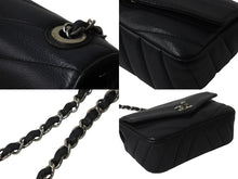 Load image into Gallery viewer, CHANEL シャネル Vステッチ チェーンショルダーバッグ 24番台 ココマーク ネイビー ラムスキン シルバー金具 美品 中古 62893