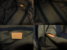 Load image into Gallery viewer, LOUIS VUITTON ルイヴィトン モノグラモフラージュ トレイ トートバッグ M95783 村上隆 マークジェイコブス カーキ 美品 中古 62951