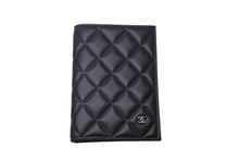 Load image into Gallery viewer, 極美品 CHANEL シャネル パスポートケース マトラッセ ココマーク ラムスキン ブラック 30番台シルバー金具 中古 62966