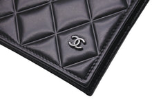 Load image into Gallery viewer, 極美品 CHANEL シャネル パスポートケース マトラッセ ココマーク ラムスキン ブラック 30番台シルバー金具 中古 62966