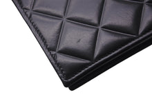 Load image into Gallery viewer, 極美品 CHANEL シャネル パスポートケース マトラッセ ココマーク ラムスキン ブラック 30番台シルバー金具 中古 62966