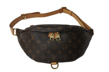 Load image into Gallery viewer, 極美品 LOUIS VUITTON ルイヴィトン ボディバッグ M43644 バムバッグ ブラウン モノグラムキャンバス 中古 62974