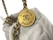 Load image into Gallery viewer, 極美品 CHANEL シャネル チェーンショルダーバッグ シャネル22 ミニ AS3980 プレート カーフスキン ホワイト 中古 62980