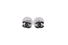 Load image into Gallery viewer, CHANEL シャネル ピアス ミニ ココマーク 06Pブラック シルバー金具 美品 中古 62990