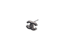 Load image into Gallery viewer, CHANEL シャネル ピアス ミニ ココマーク 06Pブラック シルバー金具 美品 中古 62990