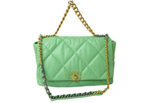Load image into Gallery viewer, 極美品 CHANEL シャネル デカマトラッセ チェーンショルダーバッグ 30番台 グリーン ゴールド シルバー 中古 62993