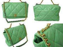 Load image into Gallery viewer, 極美品 CHANEL シャネル デカマトラッセ チェーンショルダーバッグ 30番台 グリーン ゴールド シルバー 中古 62993