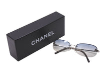 Load image into Gallery viewer, CHANEL シャネル ココマーク サングラス シルバー ブルー グラデーション アイウェア ロゴ 小物 55☐16 4099 美品 中古 63018