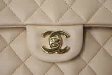 Load image into Gallery viewer, 新品未使用 CHANEL シャネル Wフラップ 25 ショルダーバッグ ランダム マトラッセ シルバー金具 ベージュ 中古 63451