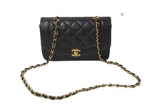 Load image into Gallery viewer, 極美品 CHANEL シャネル チェーンショルダーバッグ ダイアナマトラッセ 22 3番台 ラムスキン ブラック ゴールド金具 中古 63467