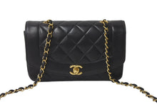 Load image into Gallery viewer, 極美品 CHANEL シャネル チェーンショルダーバッグ ダイアナマトラッセ 22 3番台 ラムスキン ブラック ゴールド金具 中古 63467