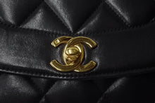 Load image into Gallery viewer, 極美品 CHANEL シャネル チェーンショルダーバッグ ダイアナマトラッセ 22 3番台 ラムスキン ブラック ゴールド金具 中古 63467