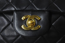 Load image into Gallery viewer, CHANEL シャネル Wフラップ マトラッセ チェーン ショルダーバッグ 23cm 4番台 ラムスキン ブラック ゴールド金具 美品 中古 63468